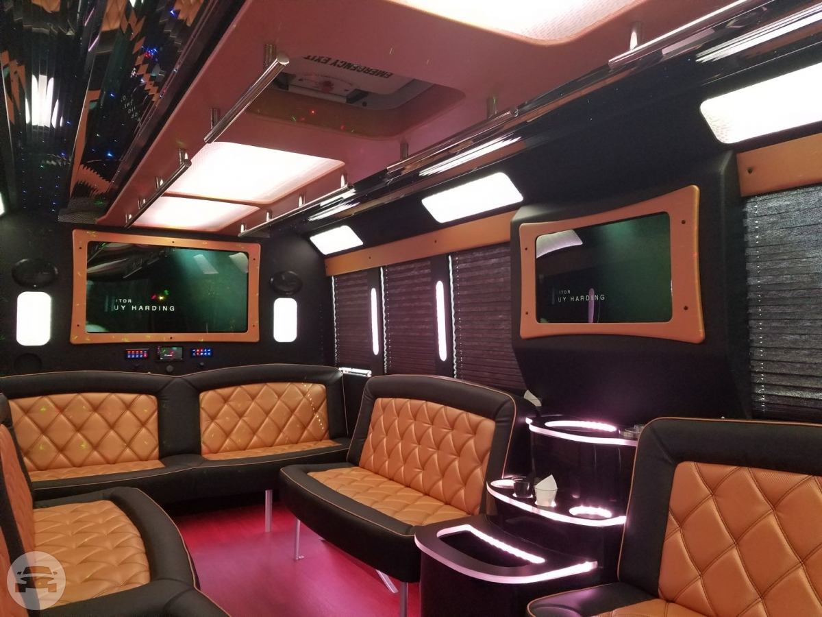 20 Passenger Party Bus Limo - Black
Party Limo Bus /


 / Hourly HKD 135.00
