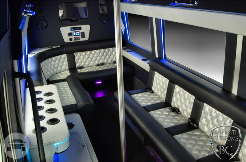 NEW 12 Passenger Mercedes Luxury Lounge Limo Sprinter
Van /


 / Hourly HKD 145.00
