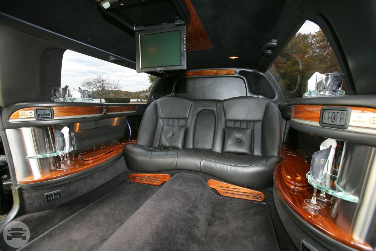 Black Lincoln Stretch Limousine
Limo /


 / Hourly HKD 60.00

