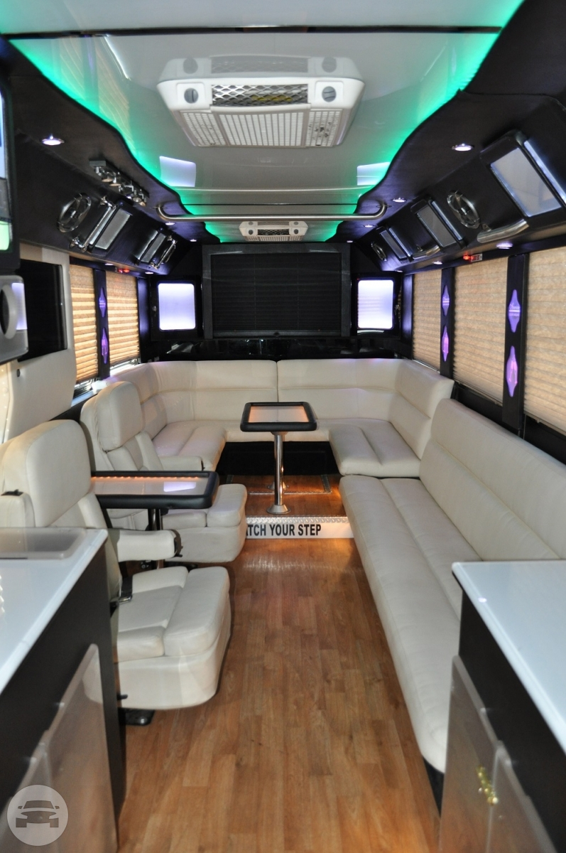 35 Passenger Freightliner Limo Bus
Party Limo Bus /


 / Hourly HKD 235.00
