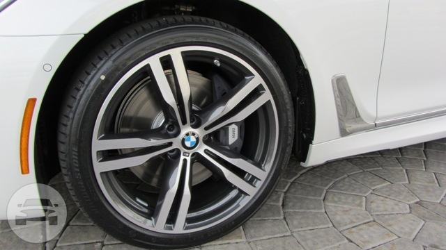 2016 BMW 750 XM i Long Door VIP
Sedan /


 / Hourly HKD 0.00
