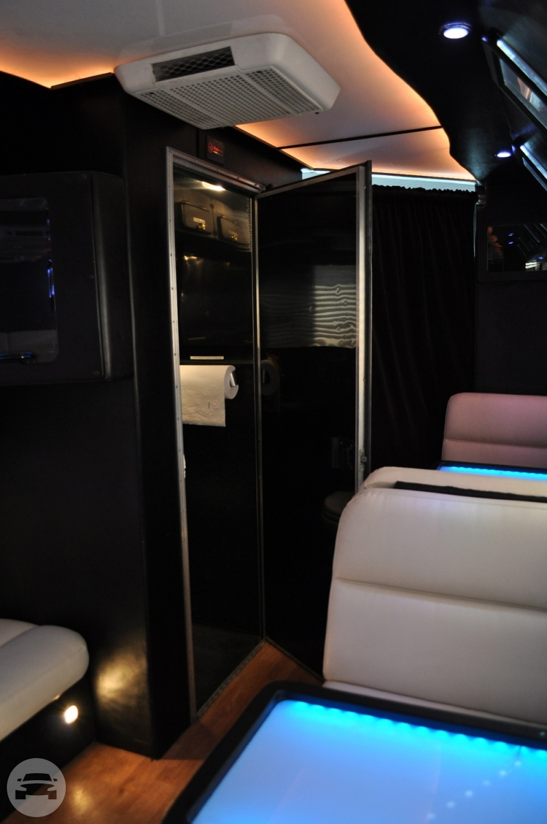 Freightliner Party Bus 35 Passenger
Party Limo Bus /


 / Hourly HKD 0.00

