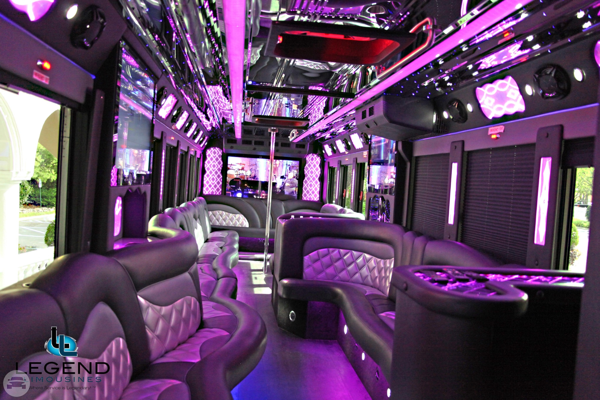 Black and White 46 Passenger Party Bus
Party Limo Bus /


 / Hourly HKD 0.00
