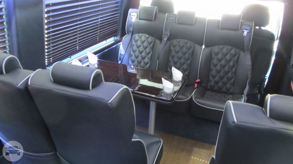 New Mercedes Luxury Sprinter 14 pass
Coach Bus /


 / Hourly HKD 0.00
