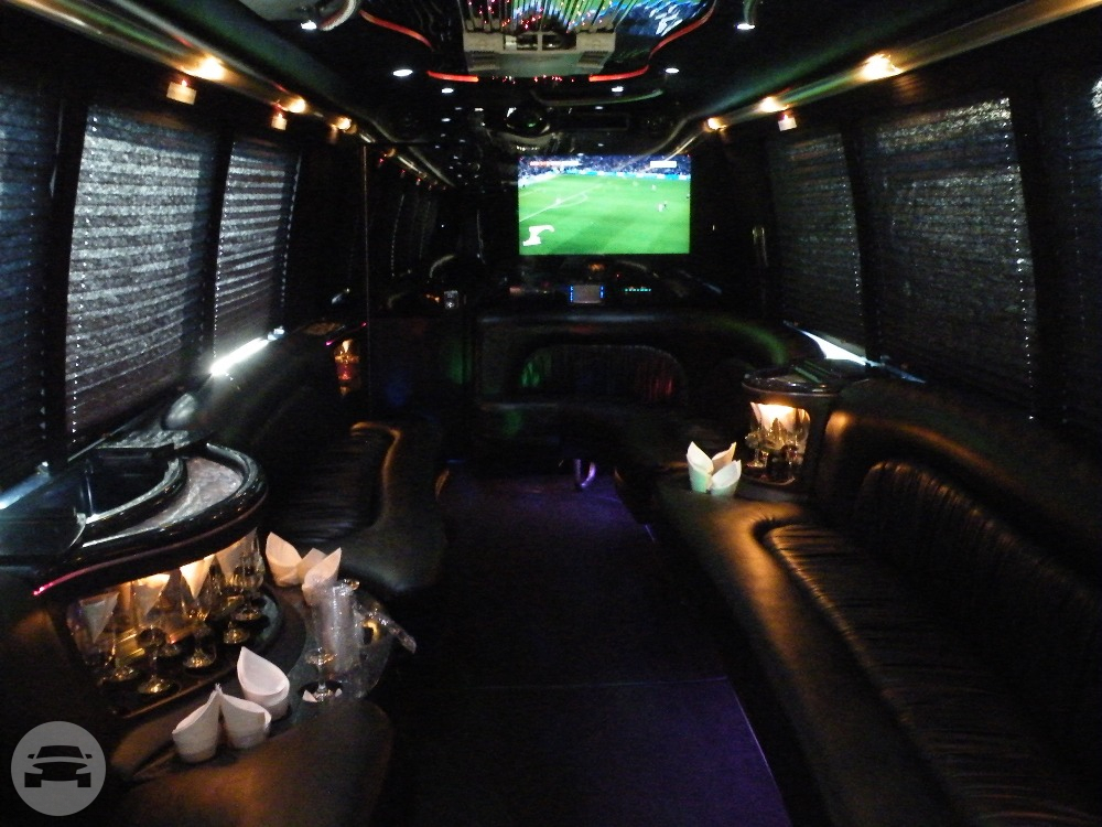 Party Bus - 30 Passenger (Black)
Party Limo Bus /


 / Hourly HKD 0.00
