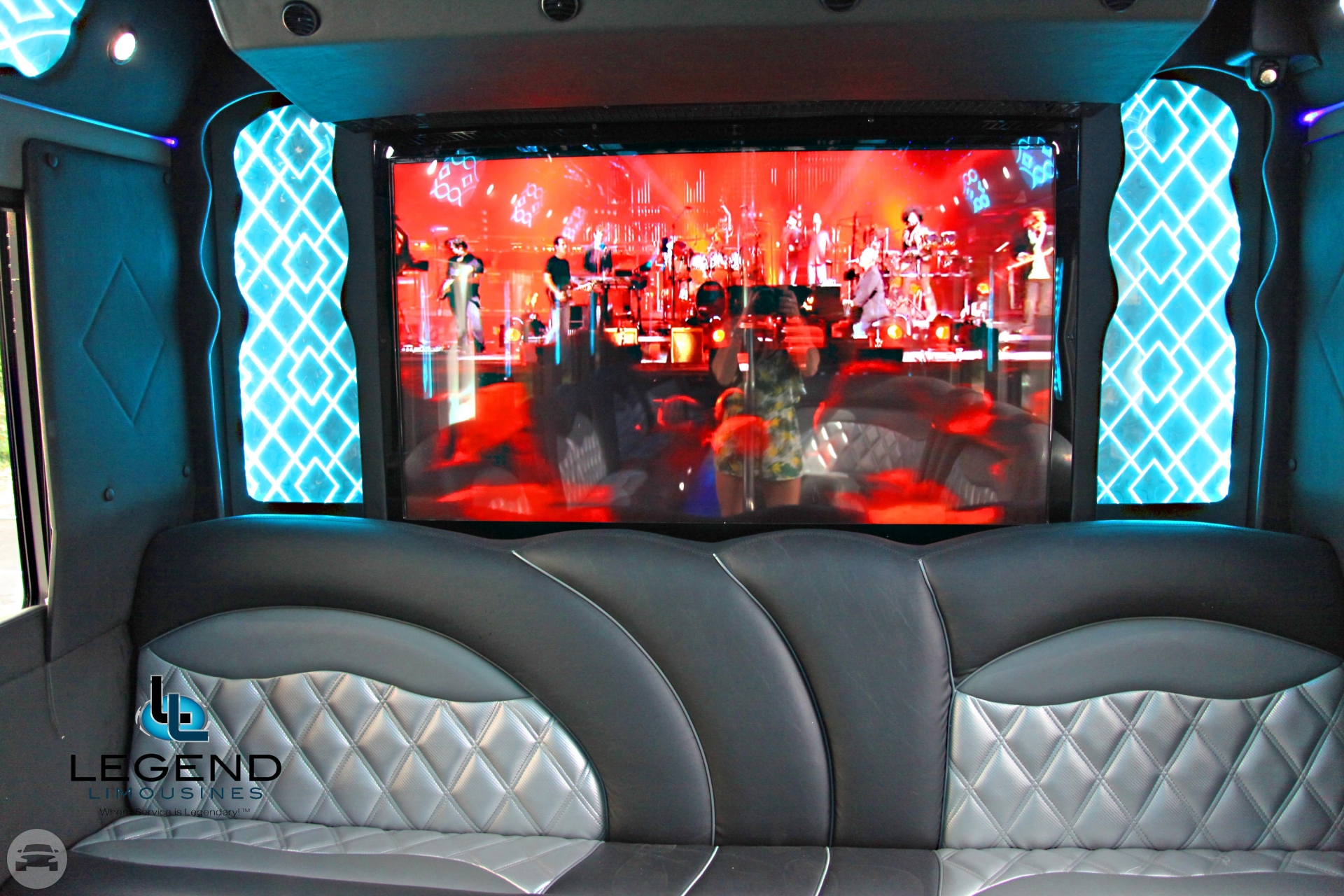 Black and White 46 Passenger Party Bus
Party Limo Bus /


 / Hourly HKD 0.00
