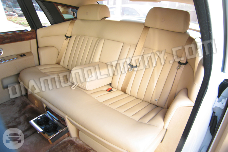 Rolls Royce Phantom
Sedan /


 / Hourly HKD 333.00
 / Hourly HKD 380.00
