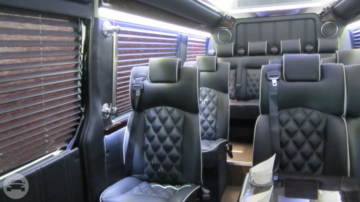 New Mercedes Luxury Sprinter 14 pass
Coach Bus /


 / Hourly HKD 0.00
